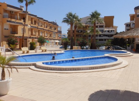 This spacious 2 bedroom, 1 bathroom Apartment is situated in a fantastic position, only 500m to the coast 