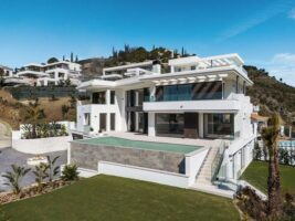 Villa for sale in Benahavís