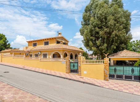 For sale: 4 bedroom house / villa in Jacarilla, Costa Blanca