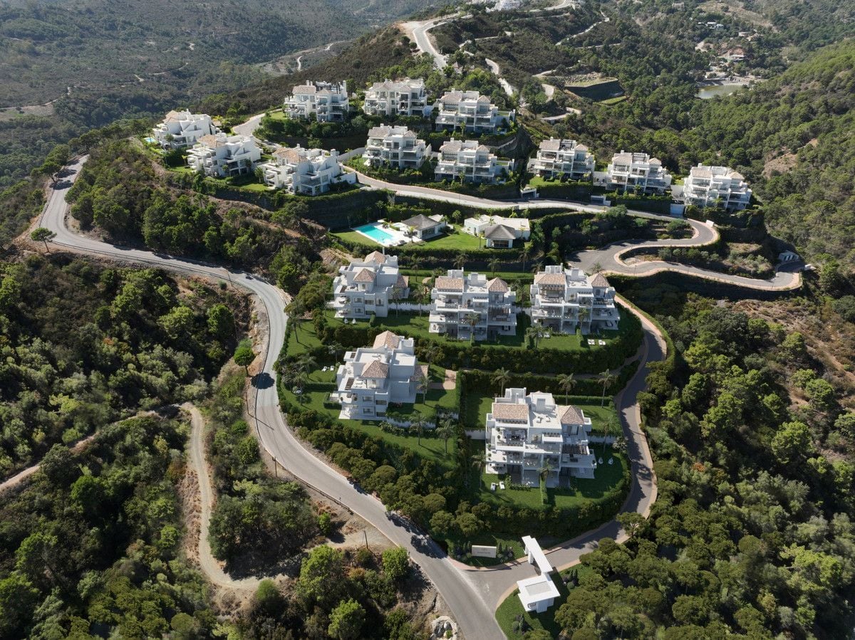 2 bedroom apartment / flat for sale in Benahavis, Costa del Sol