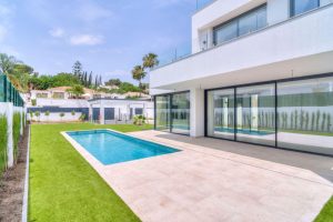 Villa for sale in Atalaya Isdabe